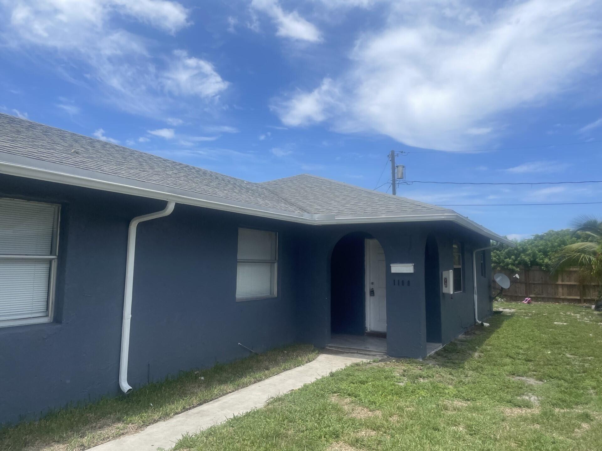Conveniently located 2 bedroom Duplex in Lake Worth. Washer and Dryer in the unit. Quick approval process. Just a few minutes from Downtown Lake Worth. Shopping nearby. Close to mass transit.
