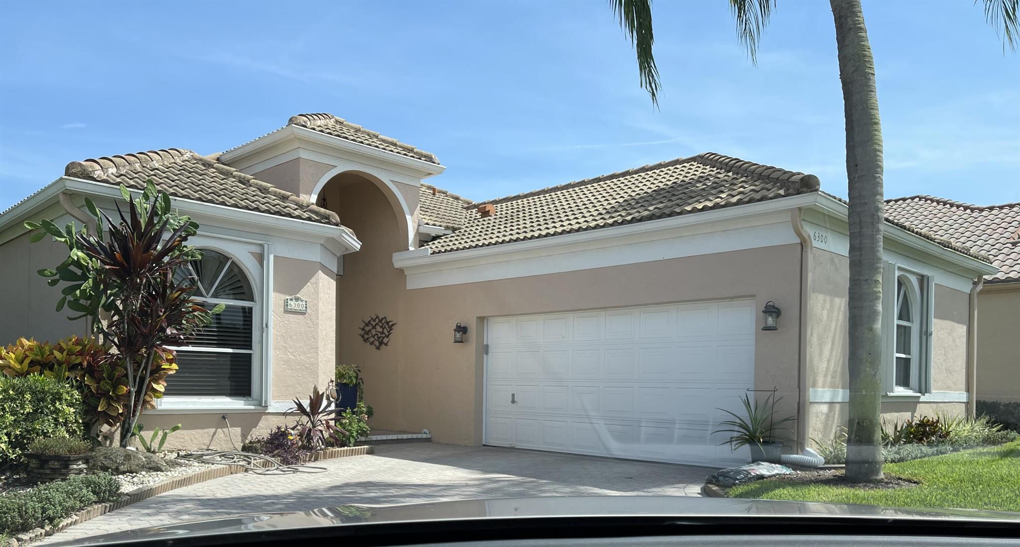 Great home, eat in kitchen, large family room, formal living and dining space, 3 spacious bedrooms, beautiful screen enclosed lanai. Home is just steps away from the community pool. Great winter get away.