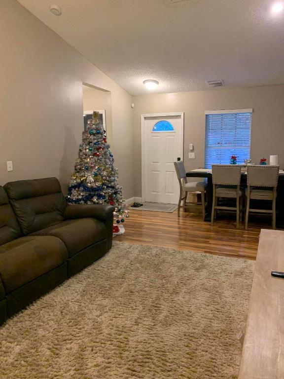 ACREHOME PARK SECOND ADD - Residential Lease