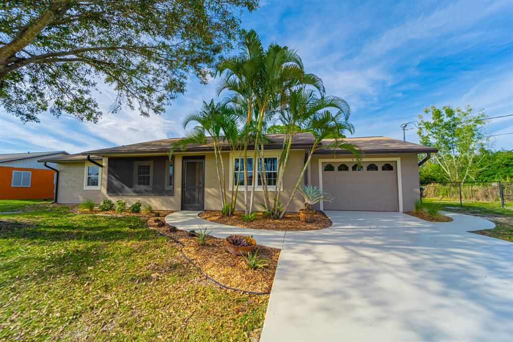 Photo of 467 SE Fallon Drive, Port St Lucie, FL 34983 (MLS # R10860159)