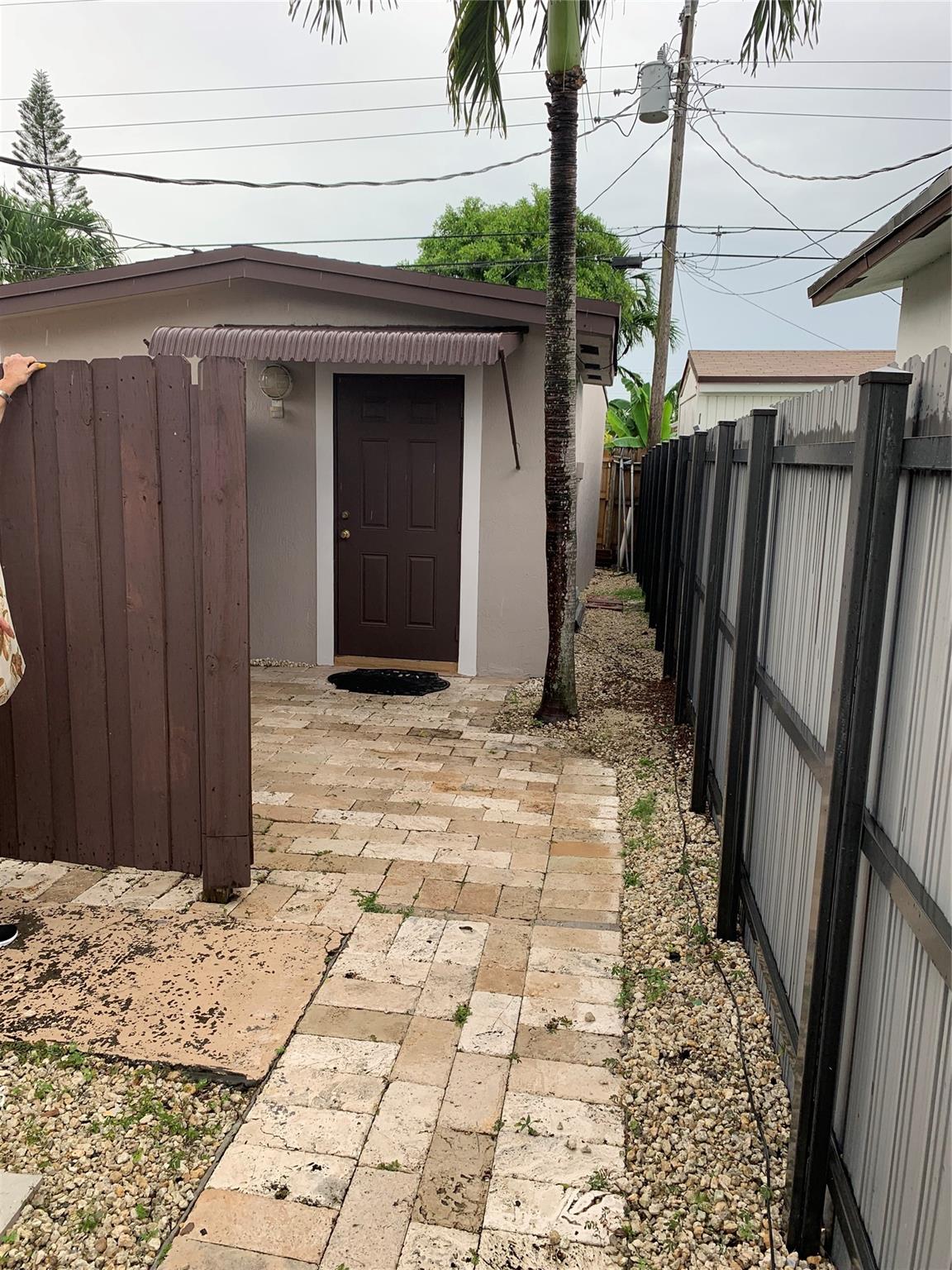 LOCTION, LOCATION, LOCATION!!! One bedroom, One full bathroom eat in kitchen, Quiet neighborhood of WESTCHESTER!!! Unit very clean ready to move in it includes water and electricity.
No smoking  and no pets.