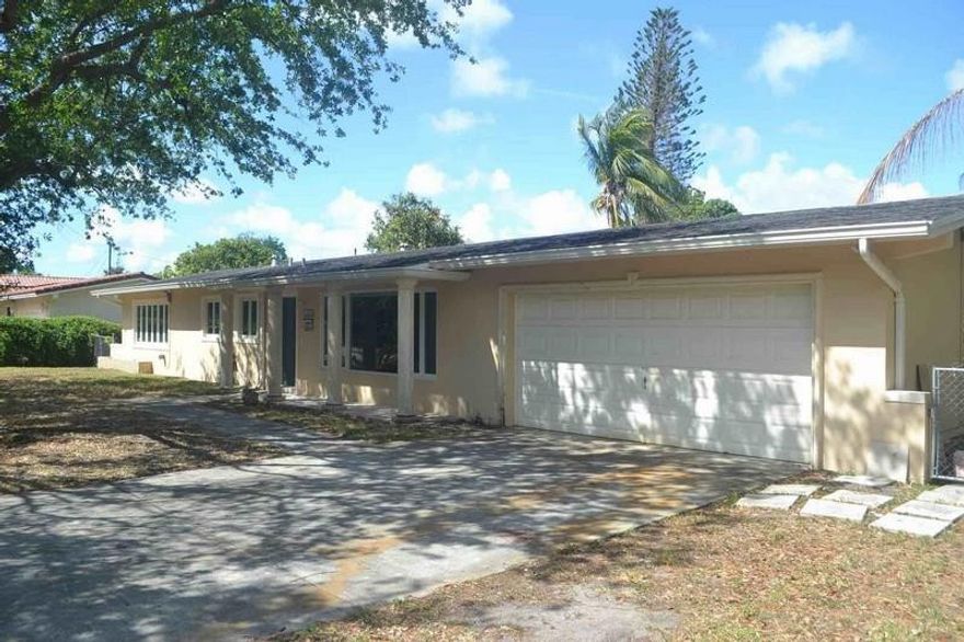 GREAT 3 BEDROOM 2 BATH POOL HOME IN VERY DESIRABLE  PINECREST AREA! LARGE OPEN FLOOR PLAN, LAMINATE WOOD AND TILE THROUGHOUT LIVING AREAS, LARGE BACKYARD WITH POOL! LIGHT AND BRIGHT GREAT AREA CLOSE TO EXCELLENT SCHOOLS, SHOPPING, RESTAURANTS, AND HIGHWAYS!