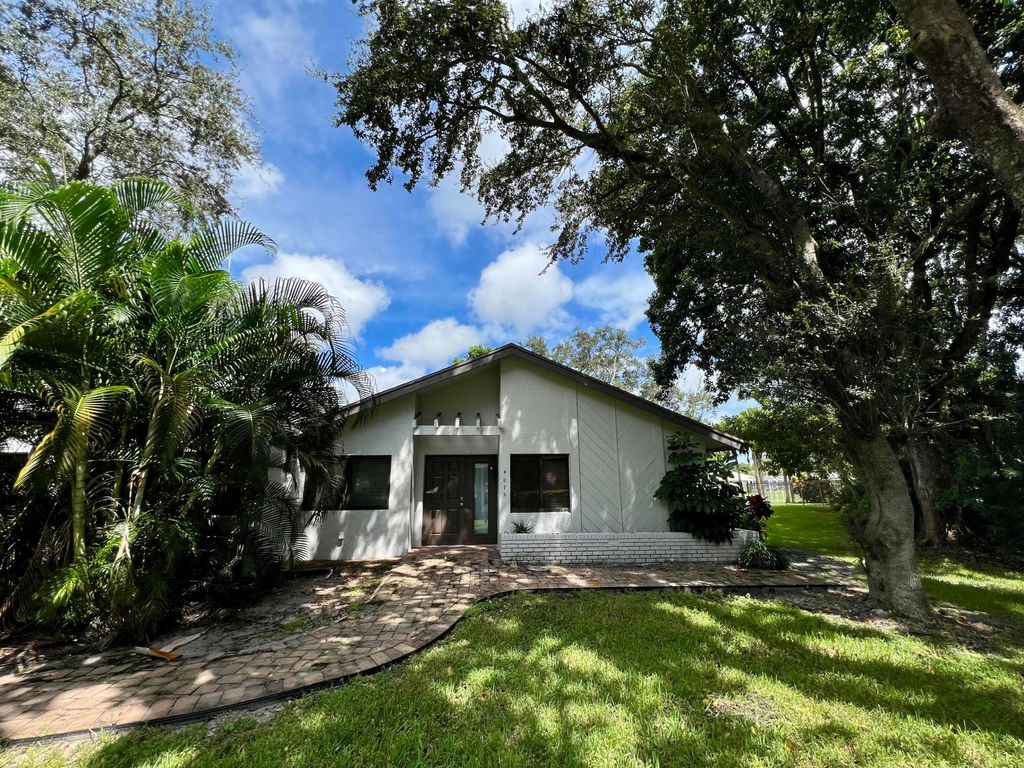 Photo of 4075 N Palm Forest Dr Drive N, Delray Beach, FL 33445 (MLS # B26035417)