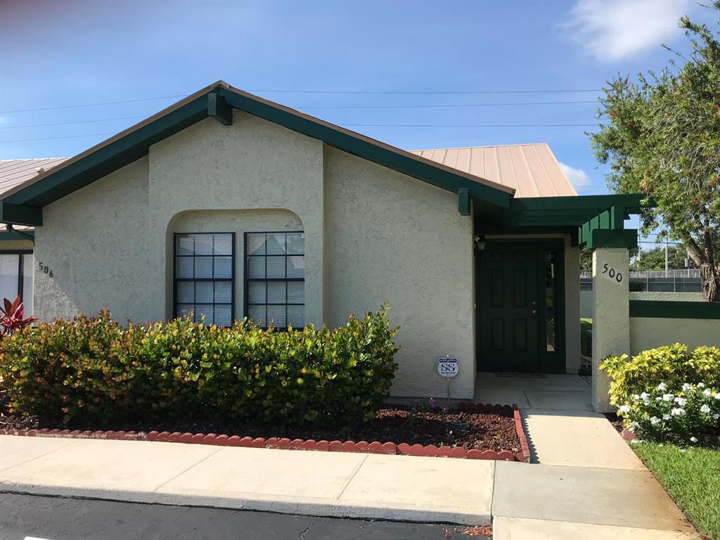 Corner Villa located in the community of the Villas of Rosewood. 3 Bedrs, 2 Baths. One parking Assigned. Close to I-95, Turnpike, restaurants & shopping. Condo Association takes care of the outside & public areas. Pool & meeting room are available to residents.
