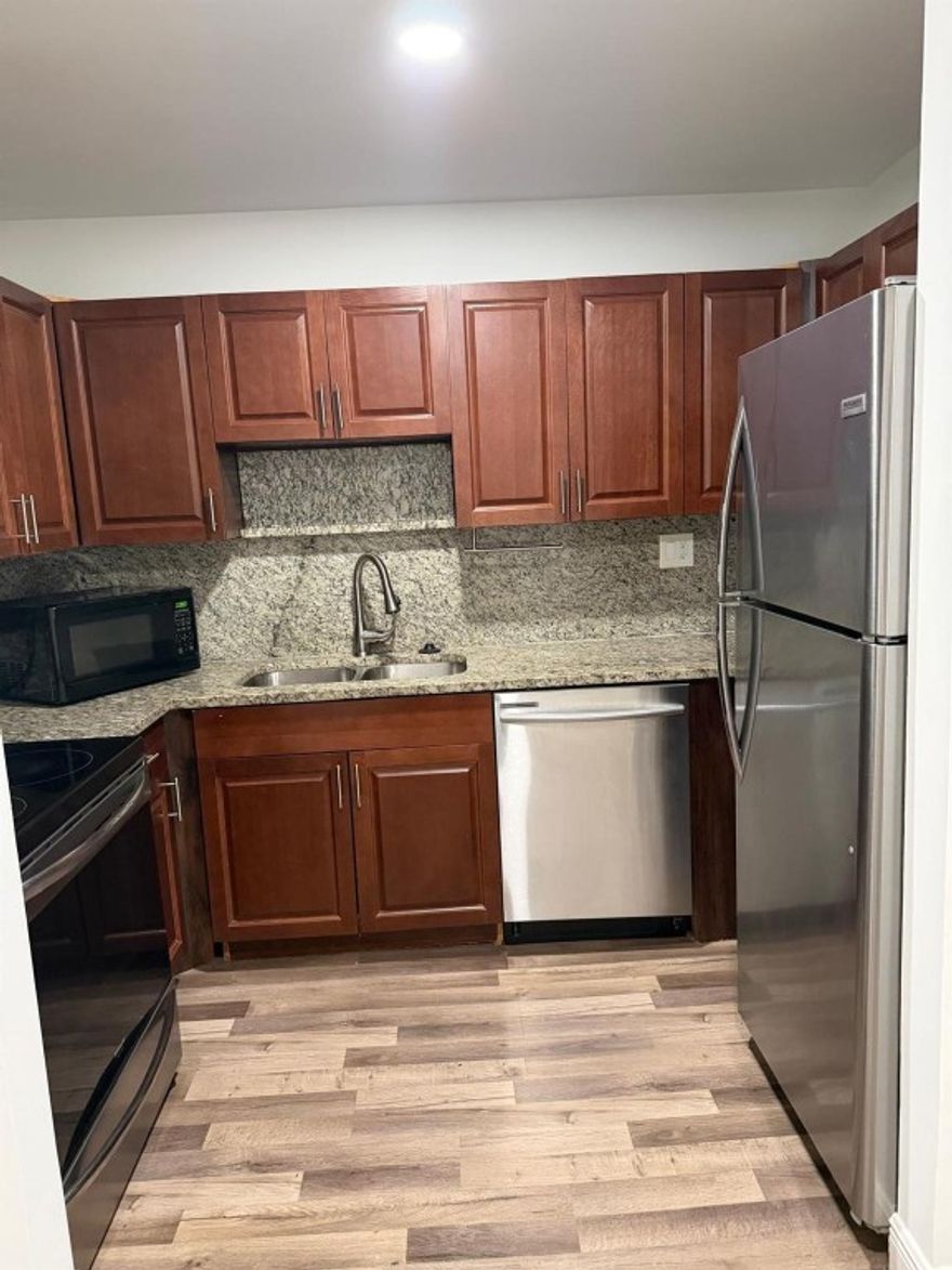 COZY APARTMENT 2 BED AND 1 BATH IN CORAL SPRING CLOSE TO SHOPPING WITH WASHER AND DRYER INSIDE THE UNIT.
