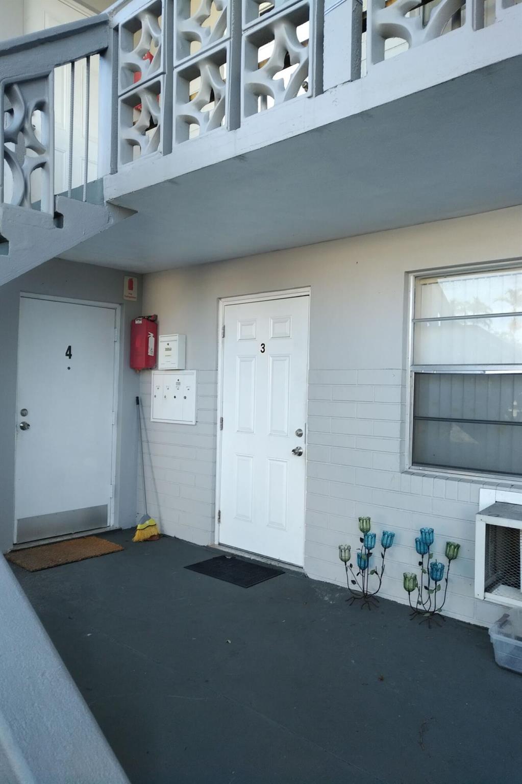 Spacious 1/1 apartment with tile throughout. The rent includes water, sewer and trash. Apartment is within walking distance to Lake Osborne, the Lake Worth train station and Shopping nearby. Lake Worth Beach and Downtown are minutes away!