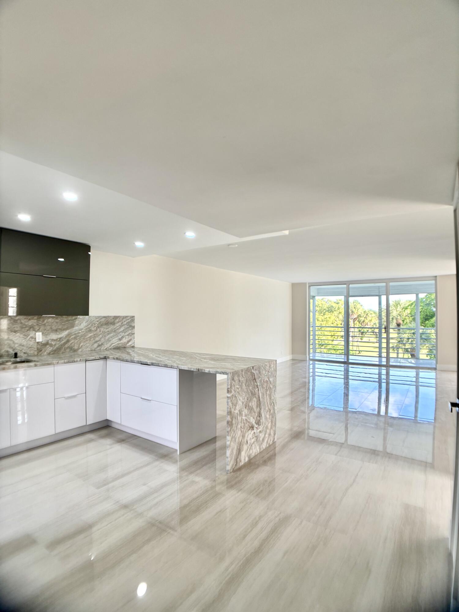 3960 Oaks Clubhouse Dr Drive 401