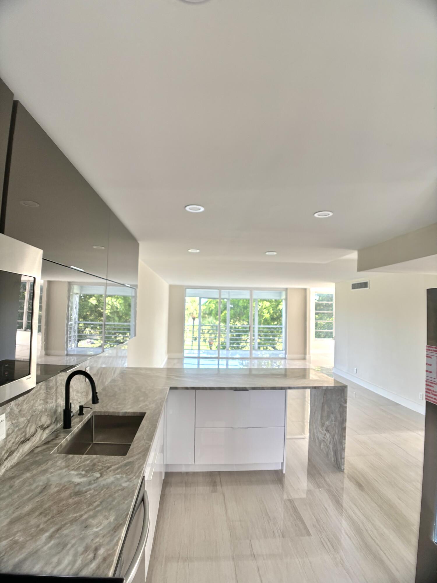 3960 Oaks Clubhouse Dr Drive 401