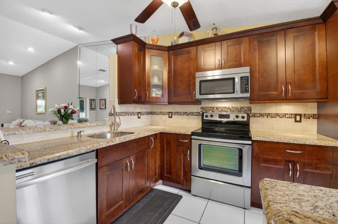 WHISPER WALK/GREENLEAF - Residential