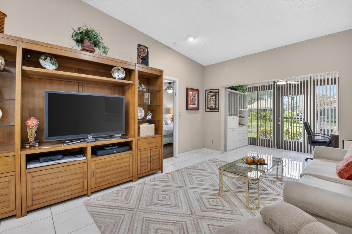 WHISPER WALK/GREENLEAF - Residential