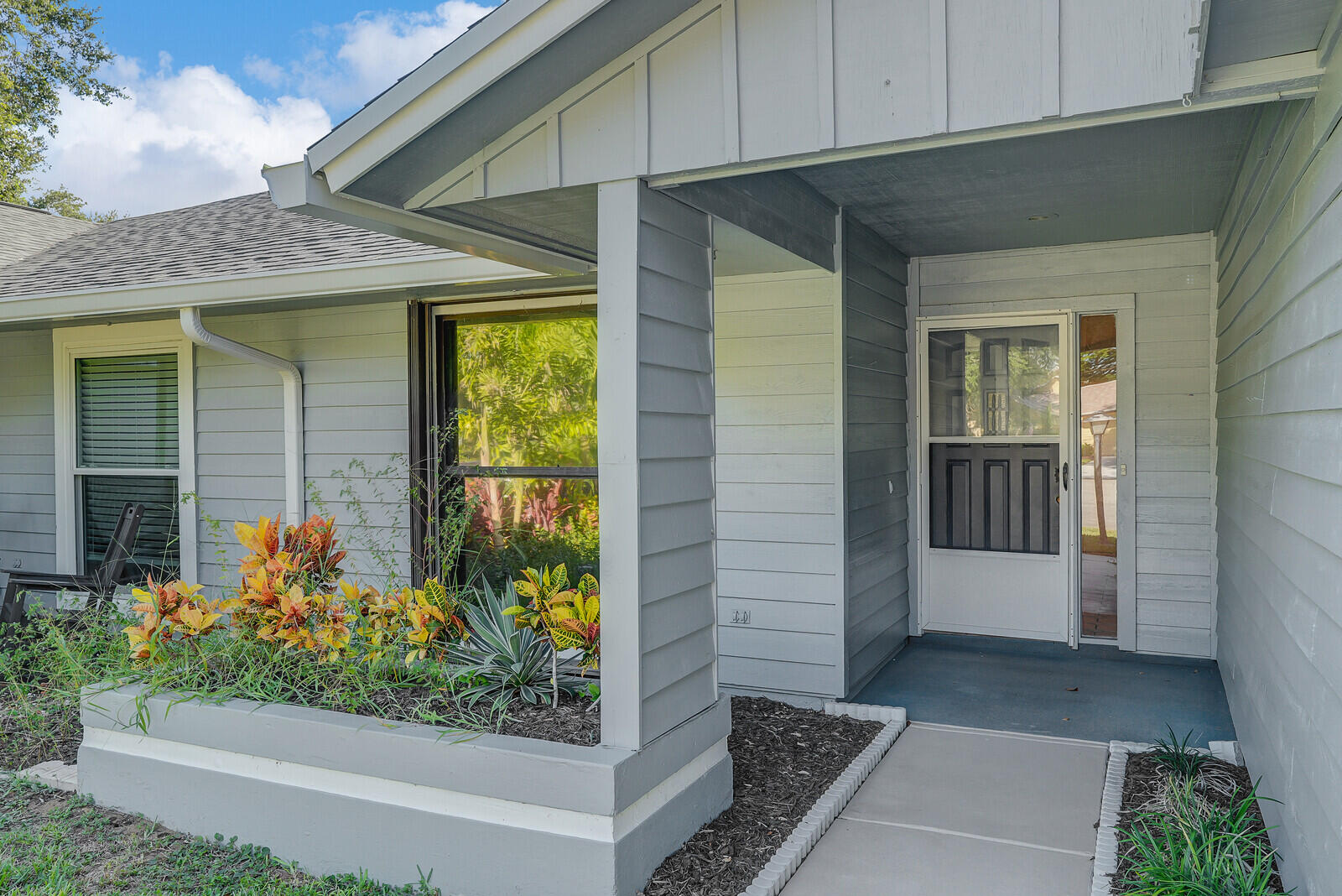 Welcome to your tropical retreat in the heart of Hobe Sound! Nestled on a quiet cul-de-sac in the sought-after community of Eaglewood, this beautifully maintained 2-bedroom, 2-bath home offers the perfect blend of comfort, charm, and Florida lifestyle. Step inside to find an open and inviting floor plan with abundant natural light, vaulted ceilings, and serene golf course views. The spacious kitchen features ample cabinetry and a breakfast bar, flowing seamlessly into the living and dining areas--ideal for entertaining.The primary suite offers a private retreat with an en-suite bath, generous closet space, and tranquil views tof the lush greenery outside.