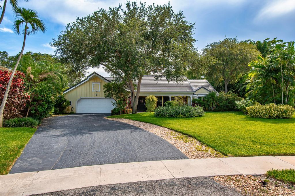 Photo of 6962 S Grande Drive, Boca Raton, FL 33433 (MLS # B26048170)