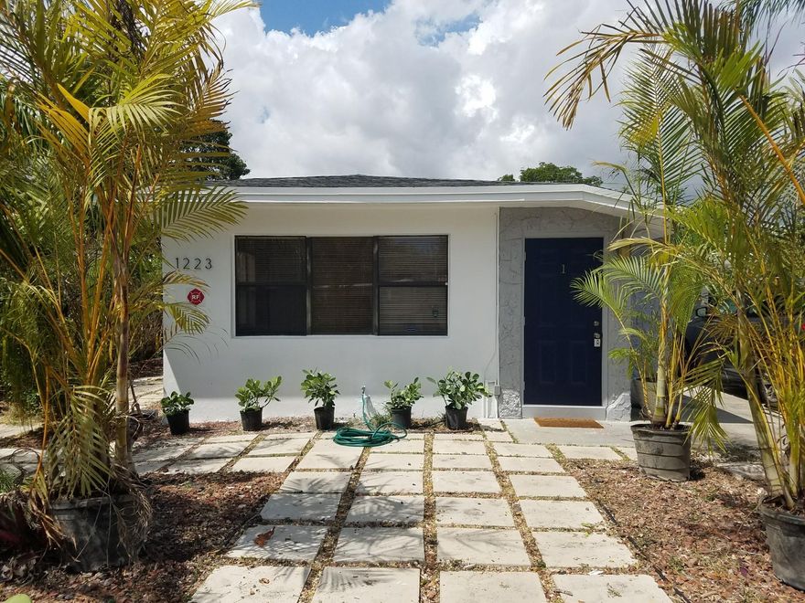 Move in ready 1 bedroom / 1 bath unit with ELECTRICITY AND WATER INCLUDED!!!!. **** PROMOTION First
month FREE!!!, last month and a half month security deposit only for qualified prospects (15-month lease). 625
++ credit. Unit comes with 1 parking space. 1 pet under 50# o.k. - NON-AGRESSIVE BREEDS. MUST SEE! Live
close to shops, restaurants and the beach!