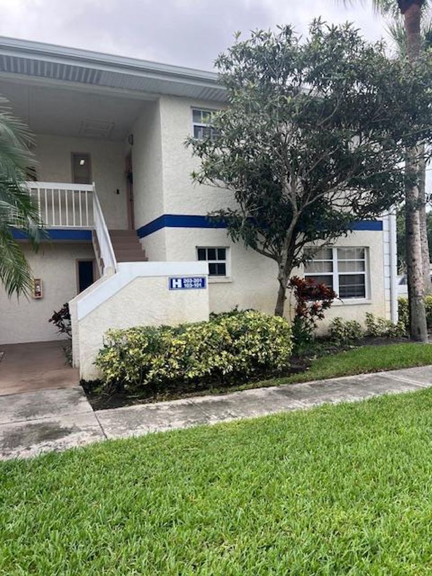 First floor condo in Midport Place 1, completely refurbished.  Tile flooring throughout, new kitchen and bathroom cabinets.  Located close to shopping and beaches.
