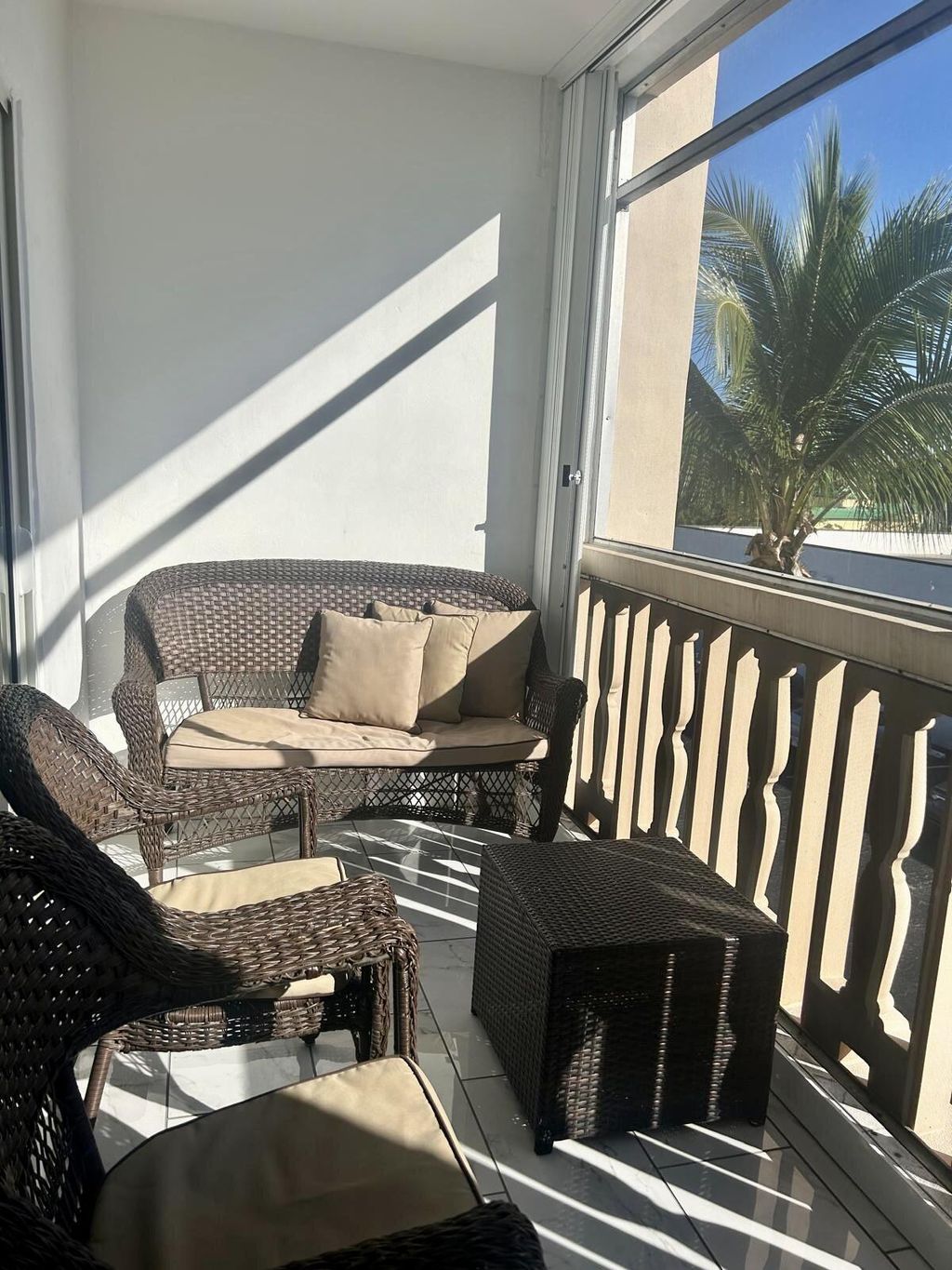 Photo of 410 SE 2nd Street, Hallandale Beach, FL 33009 (MLS # B26019081)