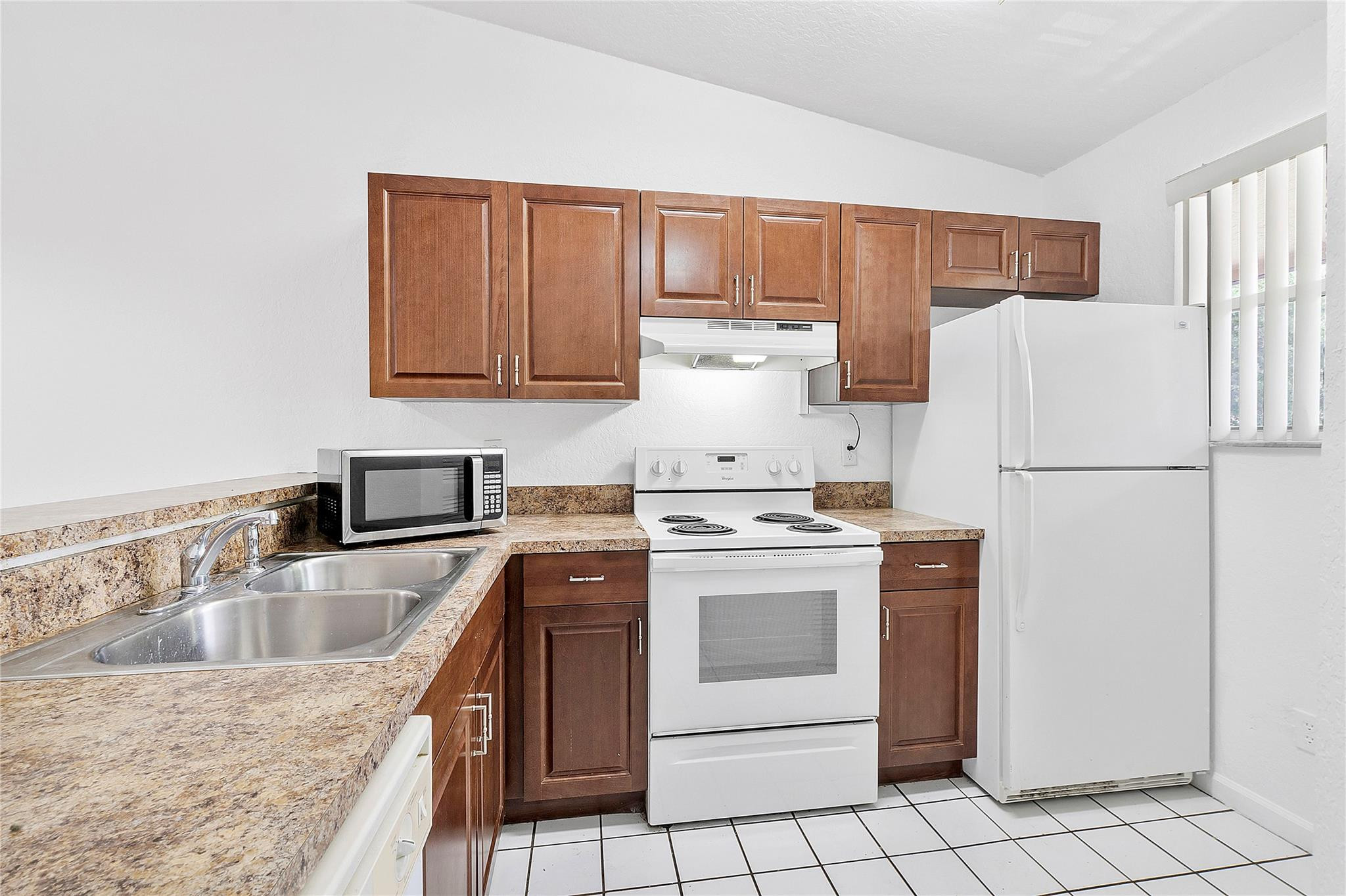 GARDENS OF SUNRISE CONDO - Residential Lease