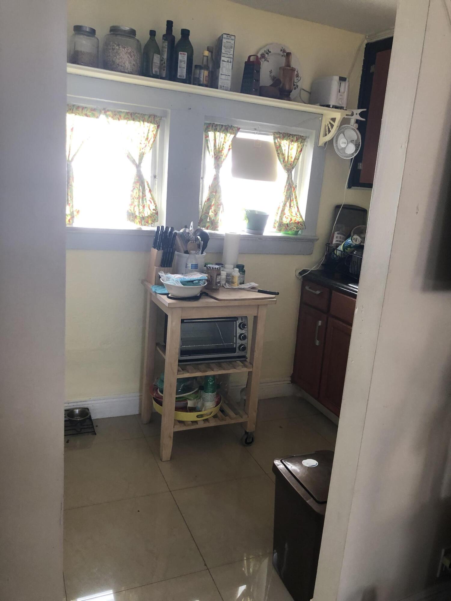 LAWRENCE ESTATE LAND CO - Residential Lease