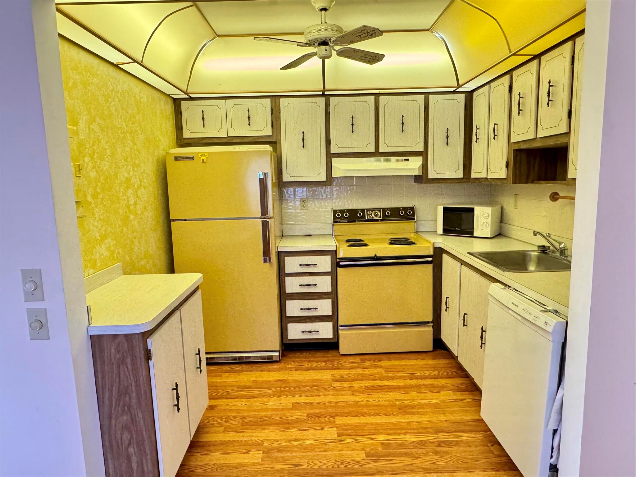 KINGS POINT BURGUNDY COND - Residential