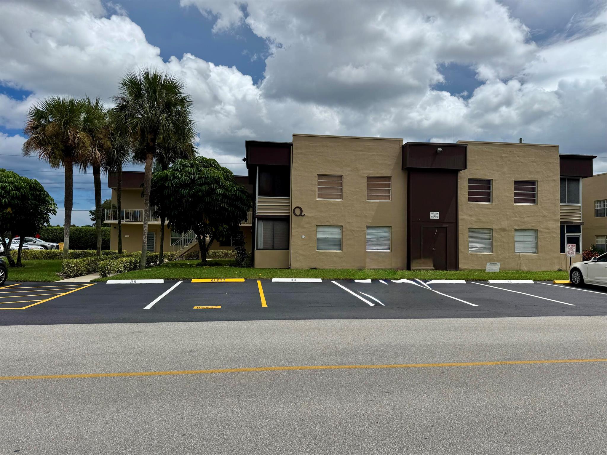 KINGS POINT BURGUNDY COND - Residential