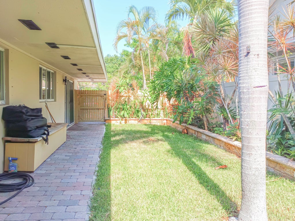 Photo of 305 S Federal Highway #1, Lake Worth Beach, FL 33460 (MLS # B26043340)