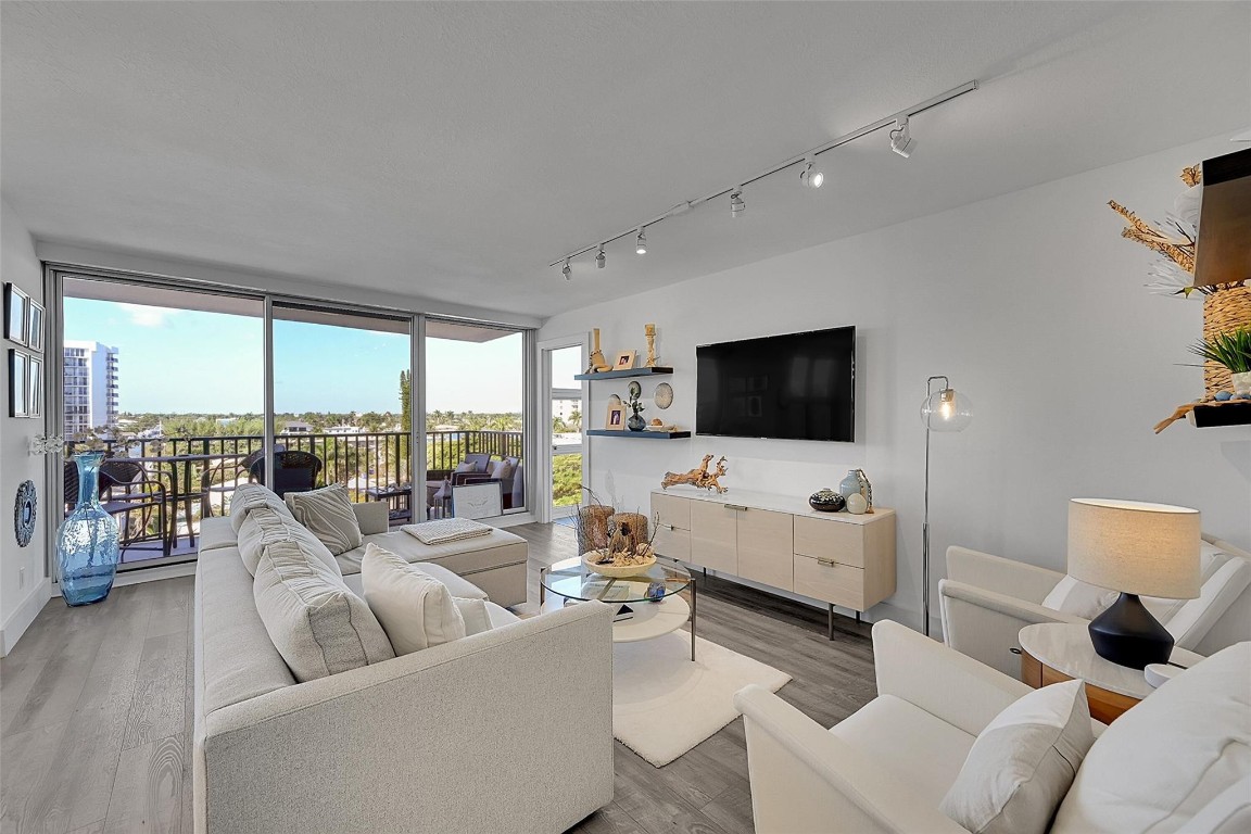 Silver Thatch - Residential