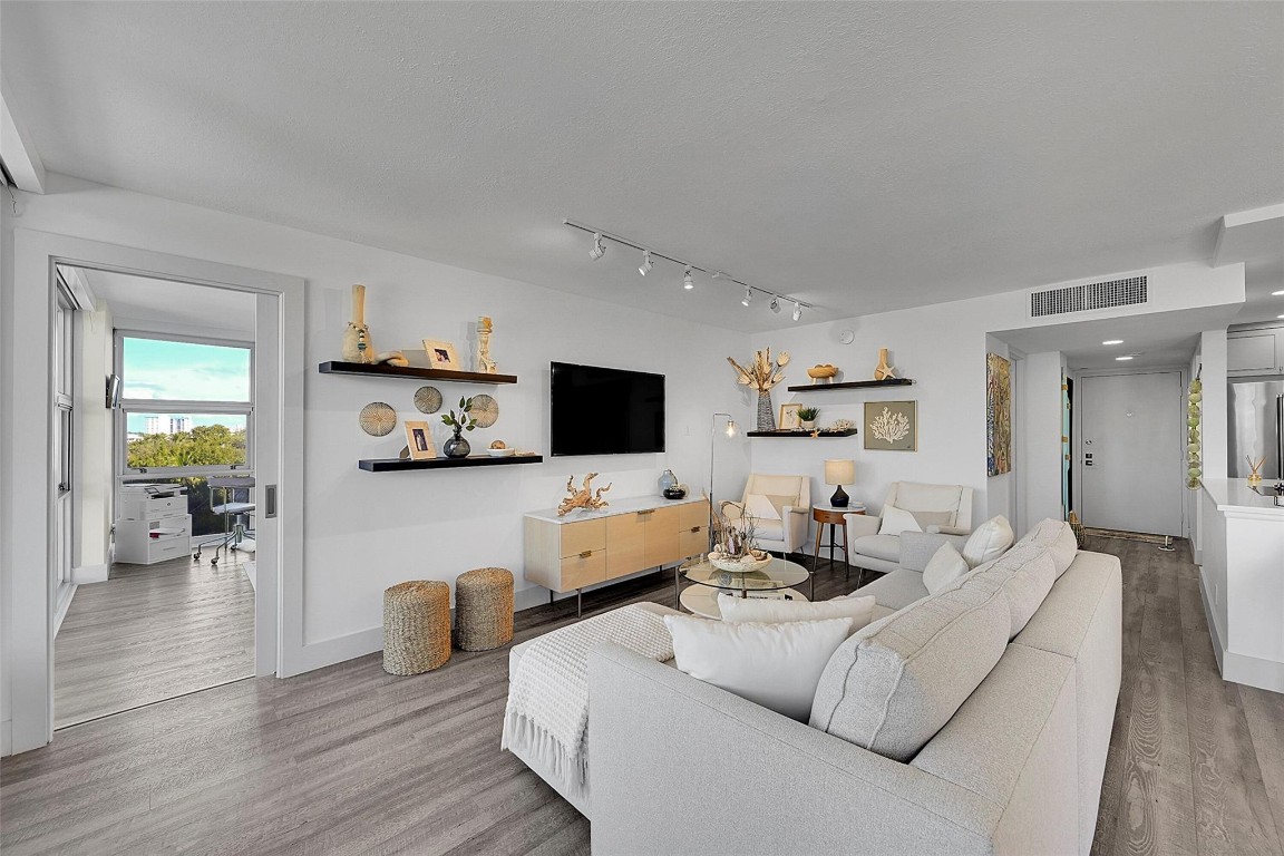 Silver Thatch - Residential