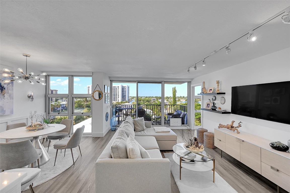 Silver Thatch - Residential