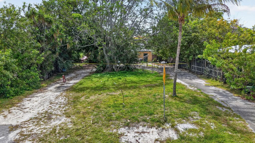 Photo of 600 Allen Avenue, Delray Beach, FL 33483 (MLS # B26015990)