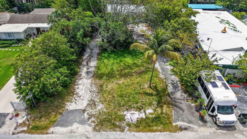 Photo of 600 Allen Avenue, Delray Beach, FL 33483 (MLS # B26015990)