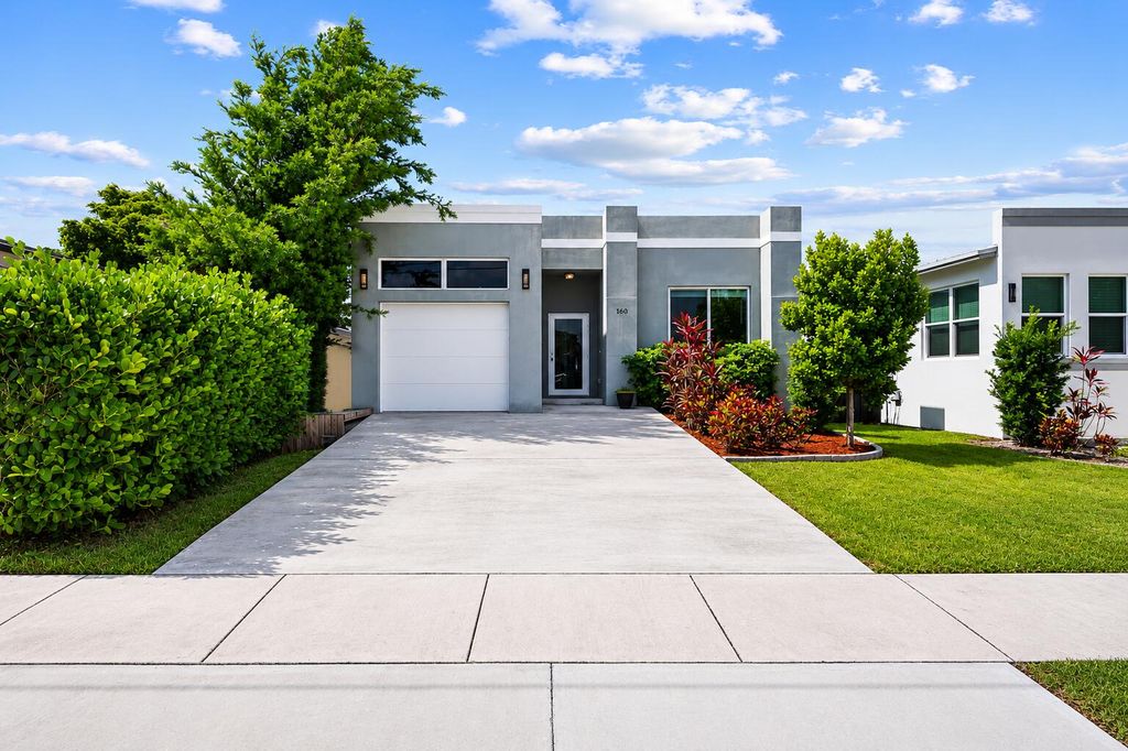 Photo of 160 NE 35th Street, Oakland Park, FL 33334 (MLS # B26041115)