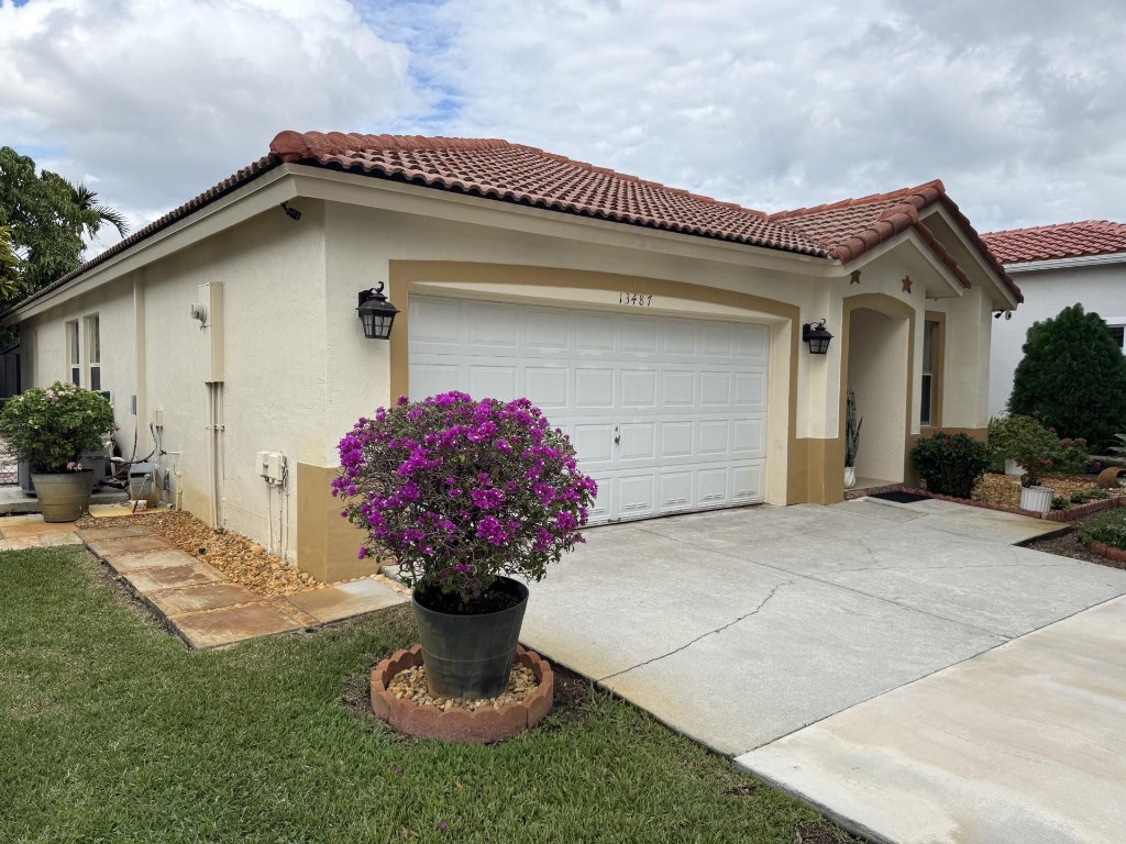 Pod 5 At Monarch Lakes 16 - Residential