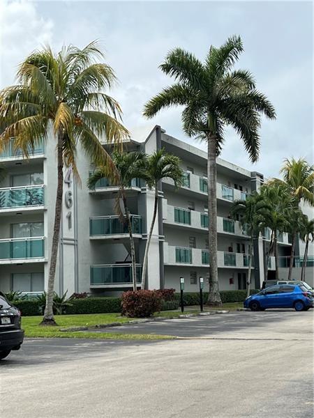 2BR 2Bath in the heart of Sunrise. Spacious Apartment. Washer and Dryer located inside unit. First month and 1 month security deposit required with credit score of 700 or higher. Any credit under 700 requires first month's rent plus 2 security deposits. If credit is below 600 won't quality. TEXT AGENT TO SET UP A SHOWING.