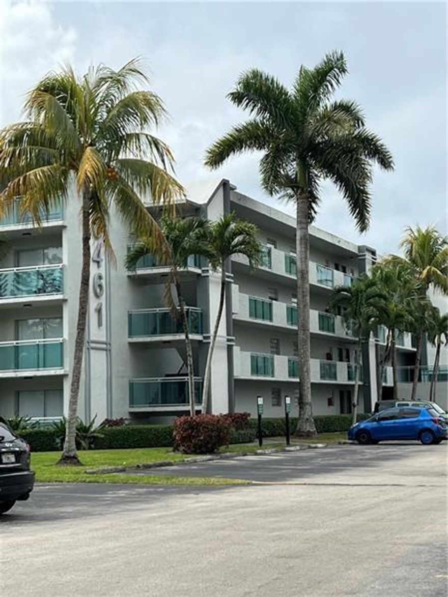 2BR 2Bath in the heart of Sunrise. Spacious Apartment. Washer and Dryer located inside unit. First month and 1 month security deposit required with credit score of 700 or higher. Any credit under 700 requires first month's rent plus 2 security deposits. If credit is below 600 won't quality. TEXT AGENT TO SET UP A SHOWING.