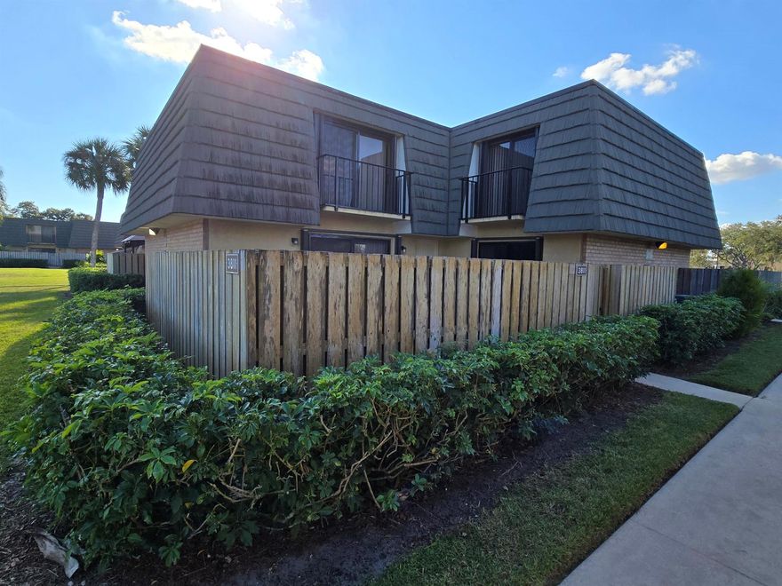 Charming 2BR/2.5BA townhouse with laminate wood flooring throughout the 1st floor and brand new carpet upstairs. Large private patio. Full size washer & dryer. Rent includes water. Community offers 3 pools, tennis, racquetball, basketball, volleyball and picnic area. Located close to the Palm Beach Outlet, I-95, shopping, restaurants, City Place, airport, downtown and baseball spring training facilities for Major league baseball.