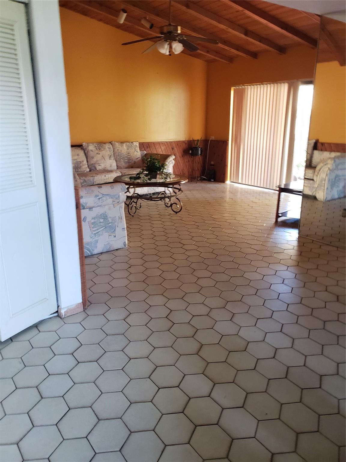 Spacious one-story condo /villa 3/2 . Clean. Needs updates.