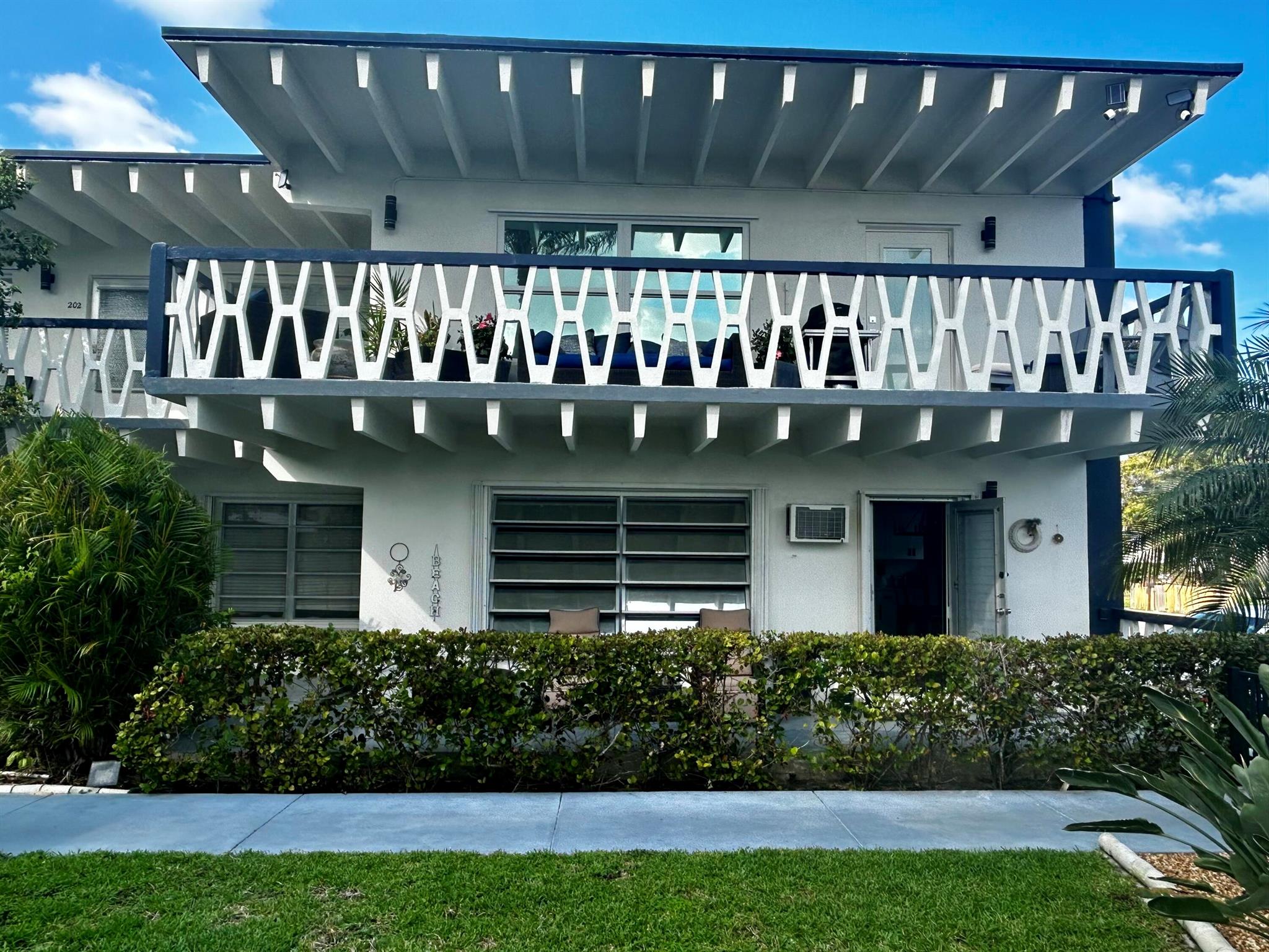 A Hidden Gem walking distance to downtown lake worth and close to beaches. Enjoy what Lake worth Beach has to offer with fabulous restaurants and bars, quaint shops, walking distance to Publix, Walgreens and more. This unit has been renovated with new flooring, kitchen, and bathroom. It also has one outdoor parking spot. The ambiance of this building is like no other of its kind offering fantastic lighting, outdoor sitting and barbecue area and new fencing around.