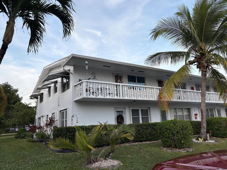 This unit is absolutely ready to move in.  The furniture and furnishings at exquisite and included in the transaction.  Price is below market as the sellers need to sell.  Please come to see and you will be very pleasantly surprised.