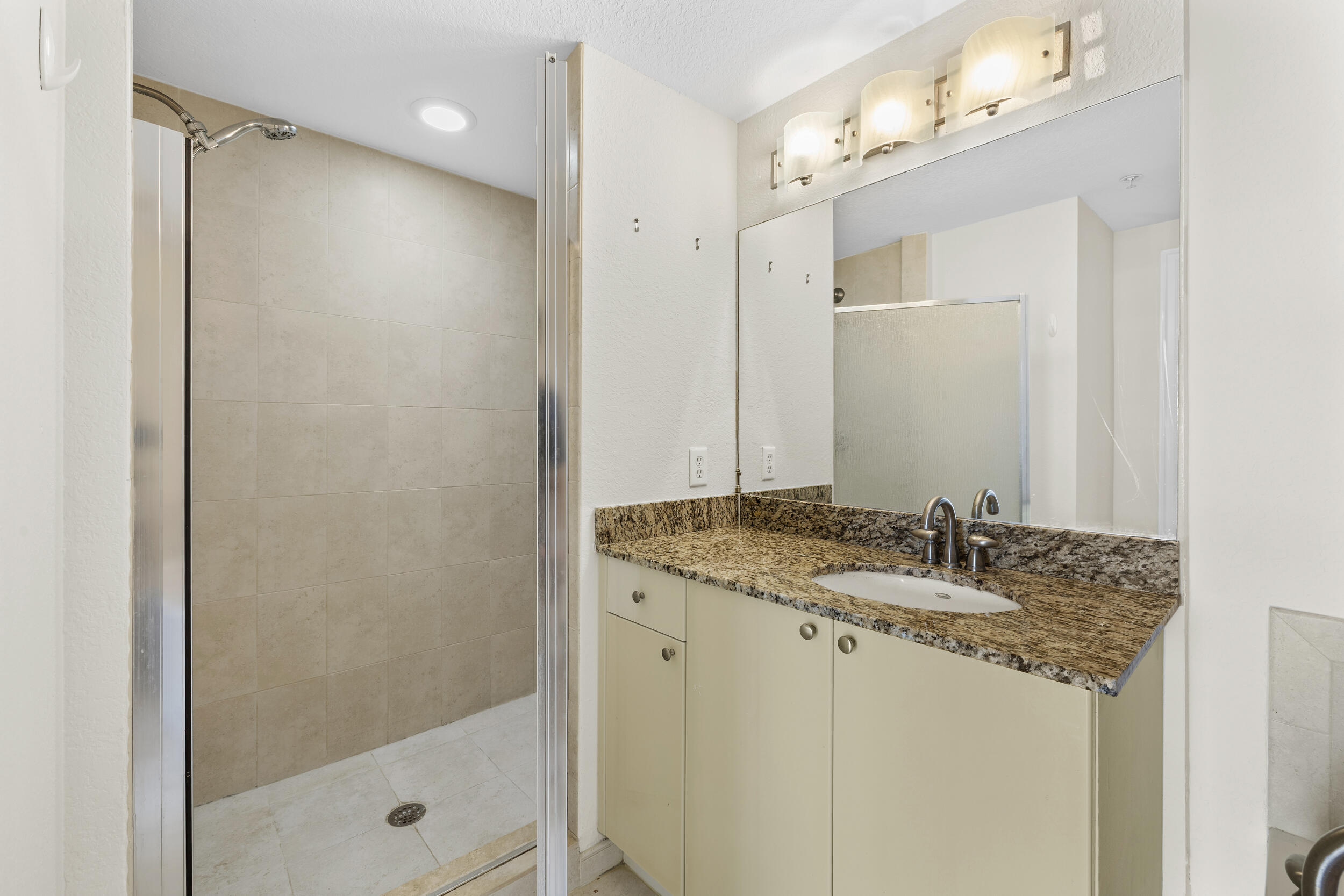 RADIUS CONDO - Residential