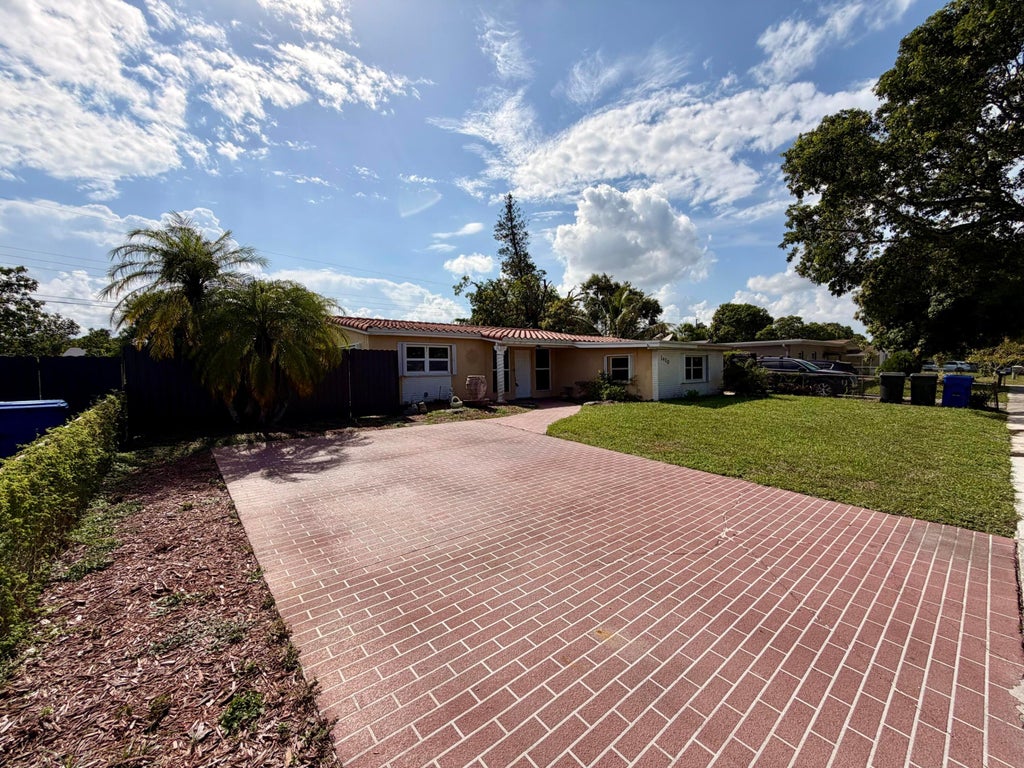 Photo of 1410 N 67th Terrace, Hollywood, FL 33024 (MLS # B26043930)