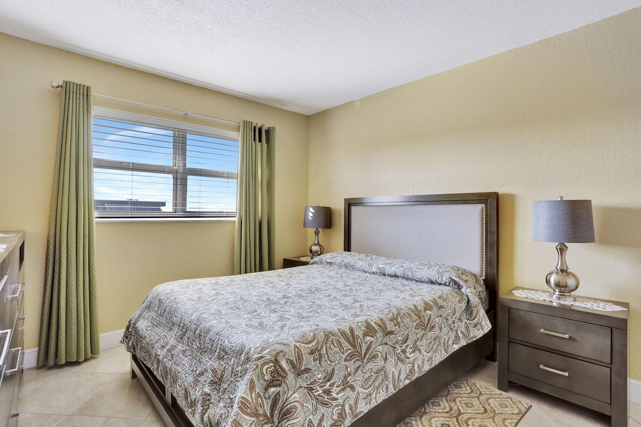 HAMPTON GARDENS 2 CONDO - Residential