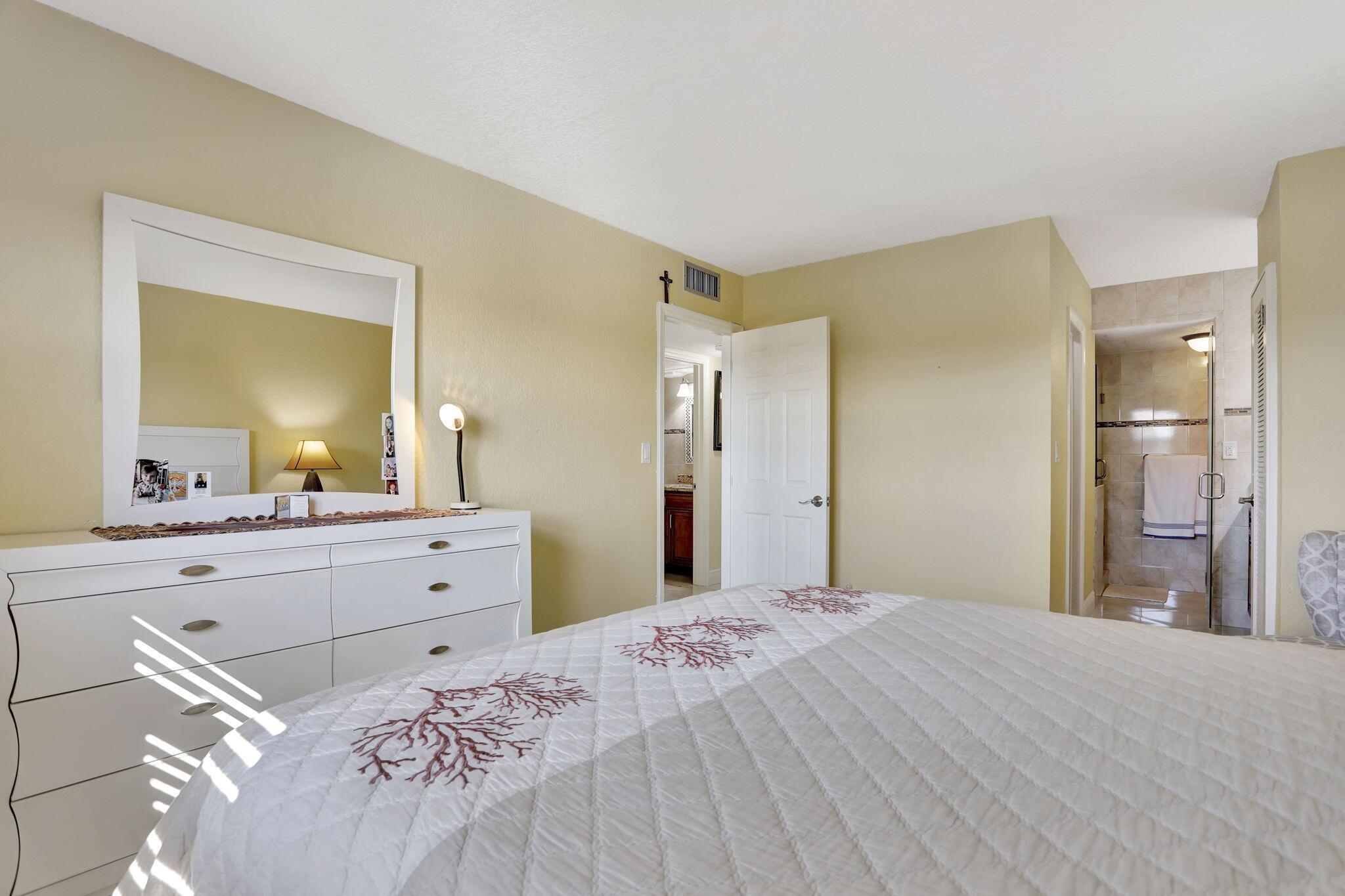 HAMPTON GARDENS 2 CONDO - Residential