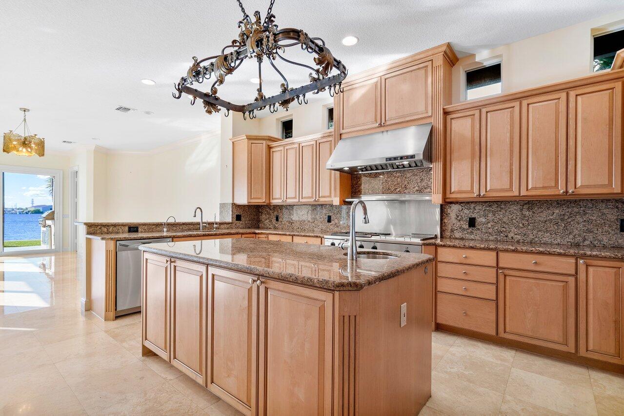 LAKE SHORES LANTANA - Residential