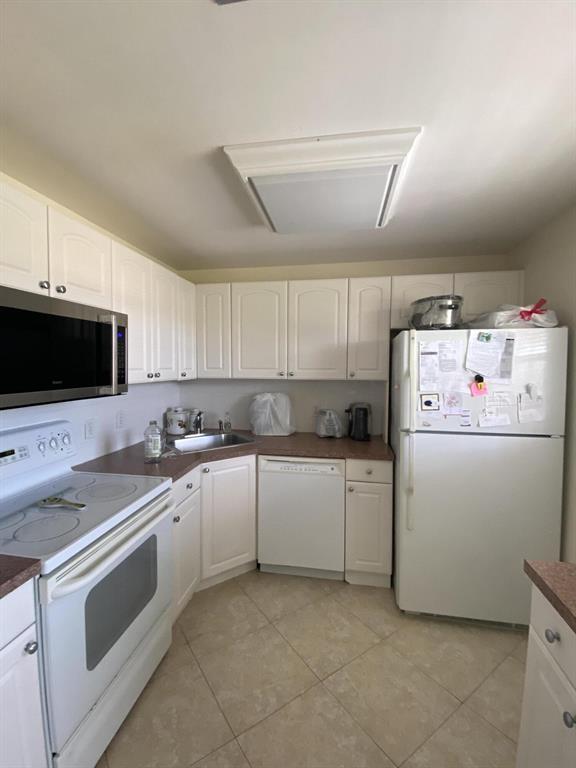 VILLAGE ROYALE CONDO 7 - Residential