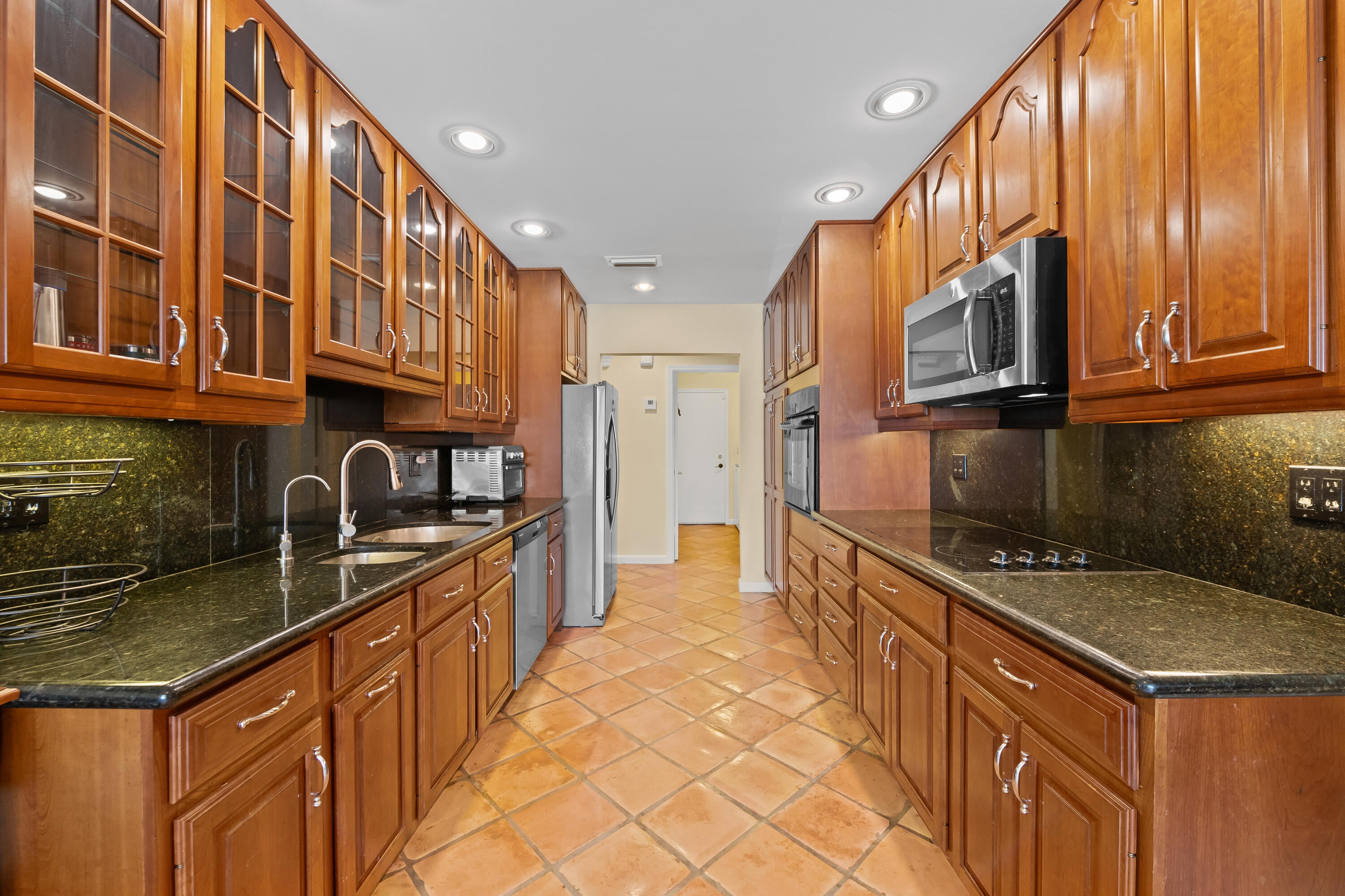 6760 HOLLANDAIRE Drive W