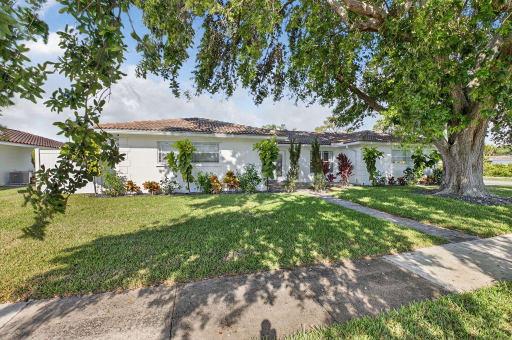 Photo of 1010 SW 2nd Street, Boca Raton, FL 33486 (MLS # B26009790)