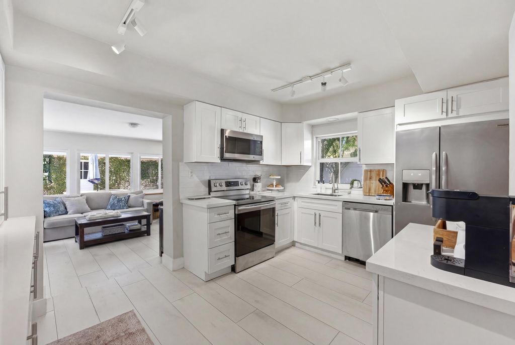 Photo of 1020 SW 18th Court, Fort Lauderdale, FL 33315 (MLS # B26030106)