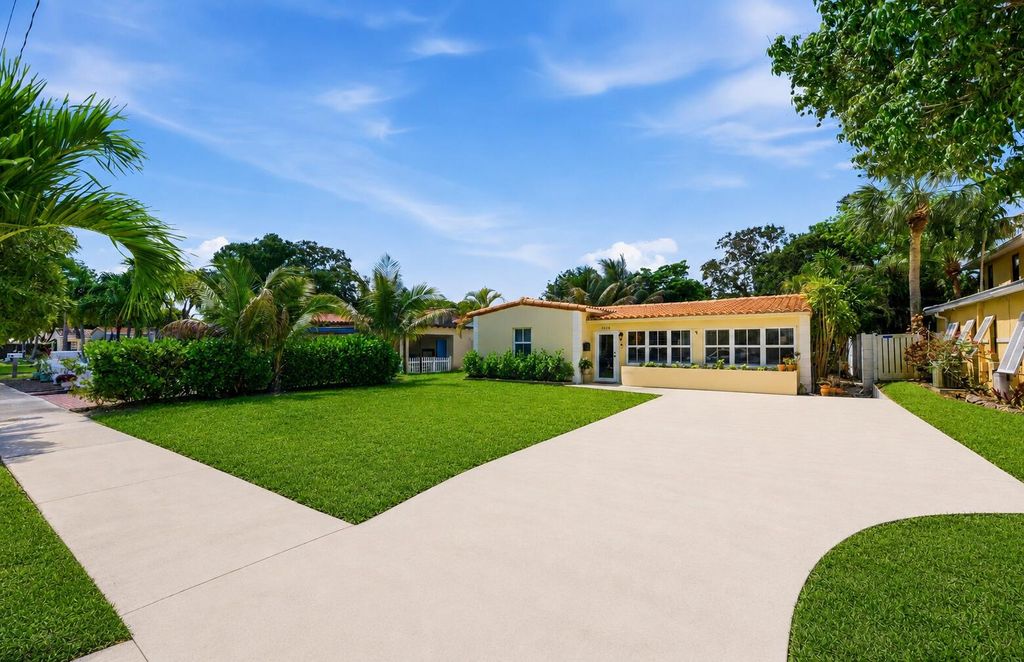 Photo of 1020 SW 18th Court, Fort Lauderdale, FL 33315 (MLS # B26030106)