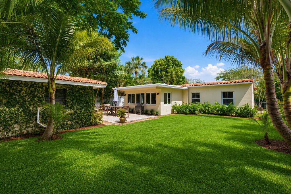 Photo of 1020 SW 18th Court, Fort Lauderdale, FL 33315 (MLS # B26030106)