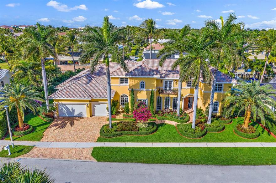 World Class Home (Waterfront). Dockage for 55 foot yacht, luxury and charm and privacy. So unique and exciting! A Class by itself. Don't hesitate. Interior Canal, No fixed bridges, Ocean access, dock material composite. Security Ring Camera.