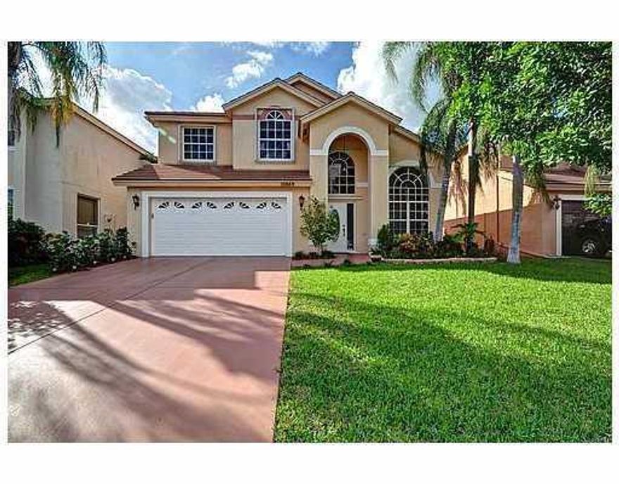 Beautiful 4/3 with soaring ceilings in the common areas. Gorgeous updated kitchen with walk-in pantry, custom cabinets, stainless steel appliances and granite countertops. Huge master suite with his and her walk-ins and an incredible bath (look at pics). Screened patio overlooks a large fenced backyard. Maintenance fee includes resort style amenities including tennis, fitness center and heated pool. Note** The laminate flooring goes up the staircase (but is currently covered ith carpeting). The laminate does not go beyond the top of the staircase.